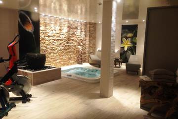 Indoor spa tub