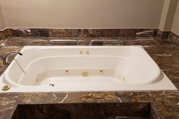 Deep soaking bathtub