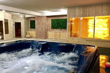 Indoor spa tub