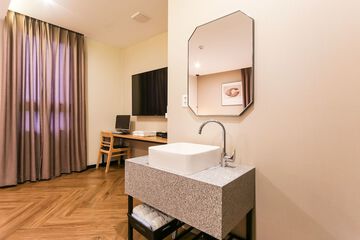 Bathroom sink