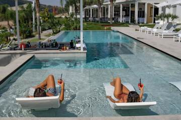 Swim-up bar