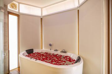 Deep soaking bathtub