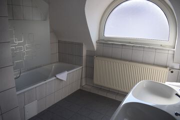 Deep soaking bathtub