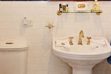 Bathroom sink