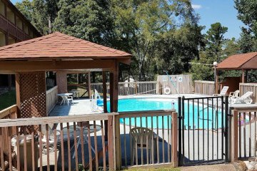  Econo Lodge Inn & Suites Hot Springs 25