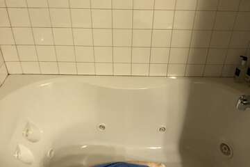 Jetted tub