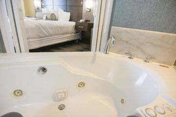 Jetted tub