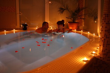 Indoor/outdoor pool