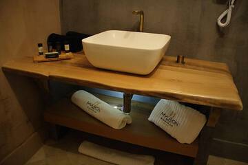 Bathroom sink