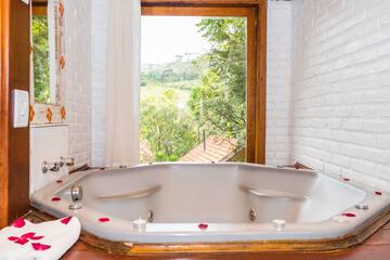 Jetted tub