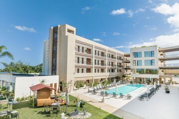Poolside bar