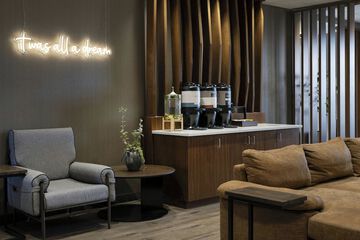 Lounge 66 of 75