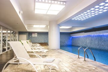 Indoor/outdoor pool