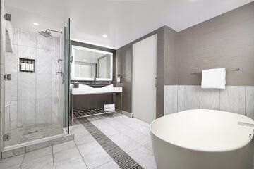 Deep soaking bathtub