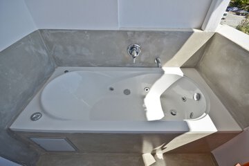 Deep soaking bathtub