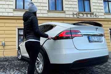 Electric vehicle charging station