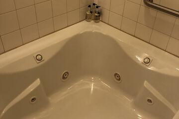 Jetted tub