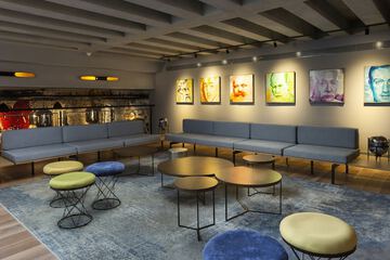 Lobby lounge