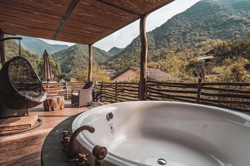 Deep soaking bathtub