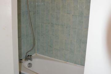 Deep soaking bathtub