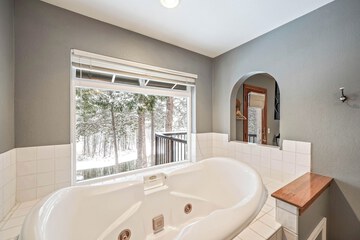 Deep soaking bathtub