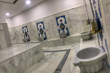 Indoor spa tub