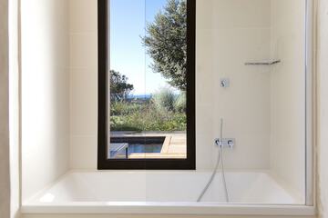 Deep soaking bathtub