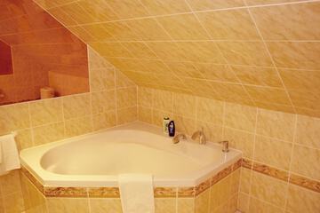 Deep soaking bathtub