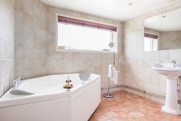 Jetted tub