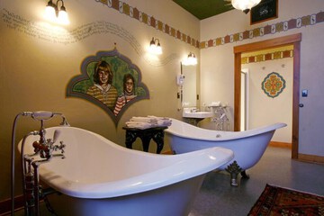 Deep soaking bathtub