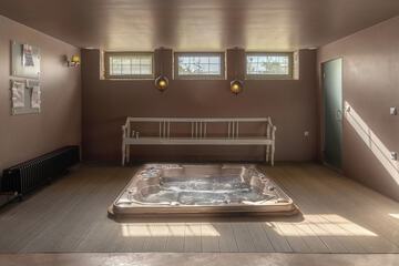 Private spa tub
