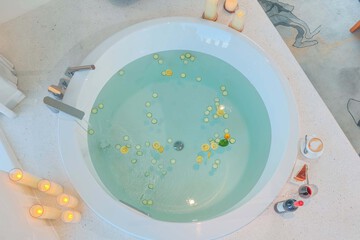 Deep soaking bathtub