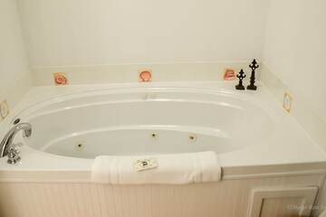 Deep soaking bathtub