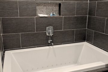 Deep soaking bathtub