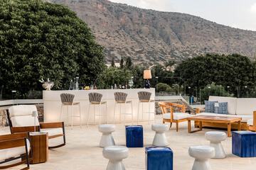 Poolside bar