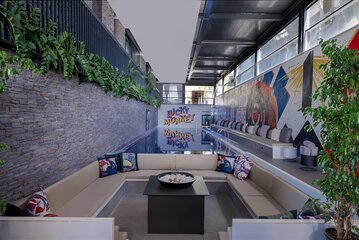 Indoor/outdoor pool