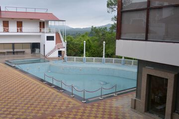 Indoor/outdoor pool
