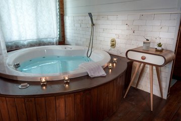 Indoor spa tub
