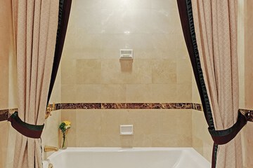 Deep soaking bathtub