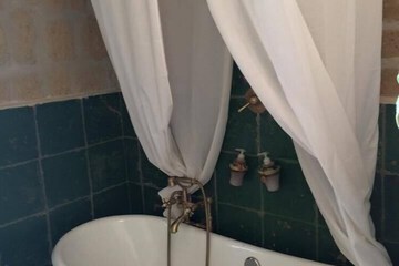 Deep soaking bathtub
