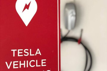 Electric vehicle charging station