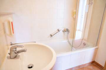 Deep soaking bathtub