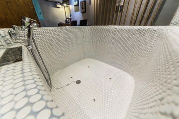 Deep soaking bathtub