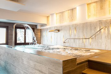 Indoor spa tub