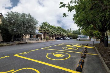 Electric vehicle charging station
