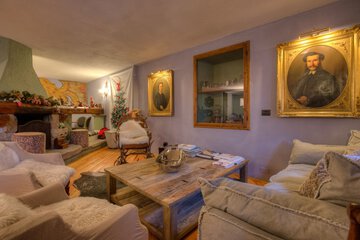 Lobby lounge