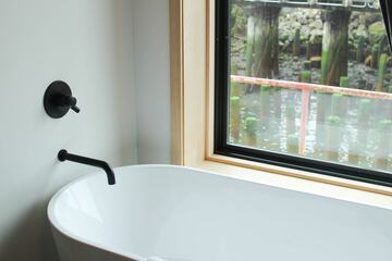 Deep soaking bathtub