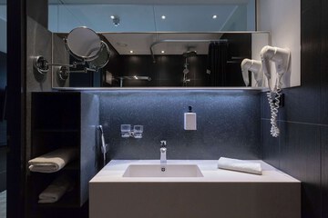 Bathroom sink