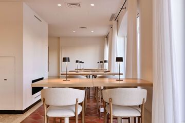 Lobby lounge