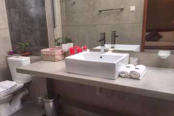Bathroom sink
